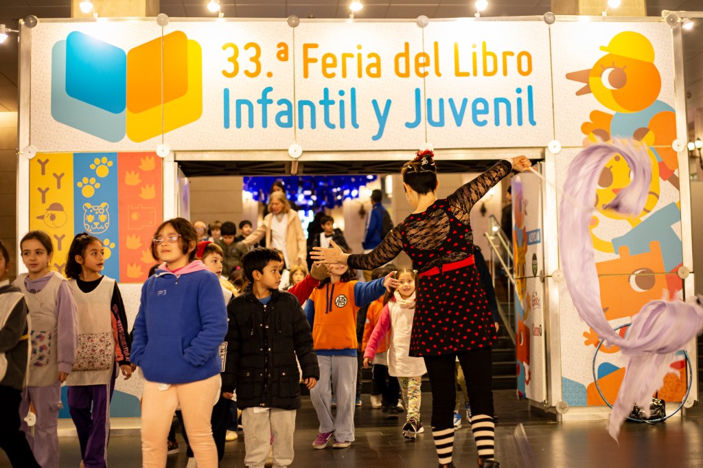 Promociones bancarias, cuotas y stands conjuntos: las estrategias de los expositores en la Feria del Libro Infantil y Juvenil de Buenos Aires 