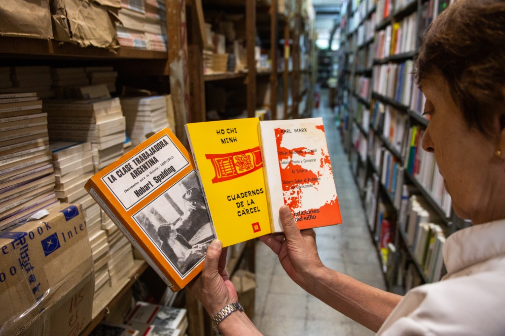 A 50 años del Golpe de Estado del 76, la Librería Hernández exhibe y vende libros prohibidos por la última dictadura cívico-militar